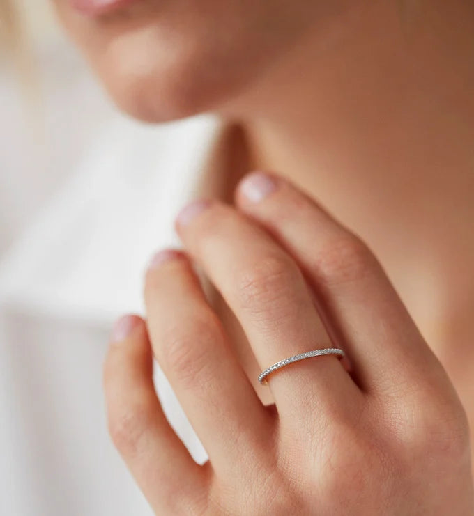 Anillo Eternity Fino · Diseño Atemporal